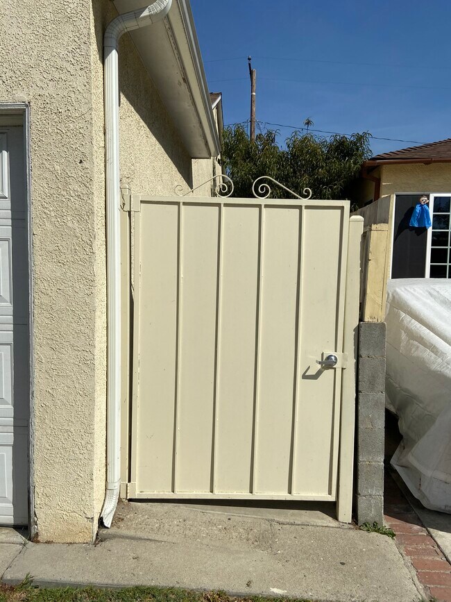 Private Side entrance - 5390 Etheldo Ave