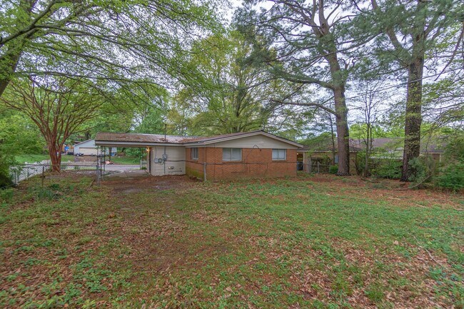 Building Photo - Recently renovated 3 bed 1 bath house in S...