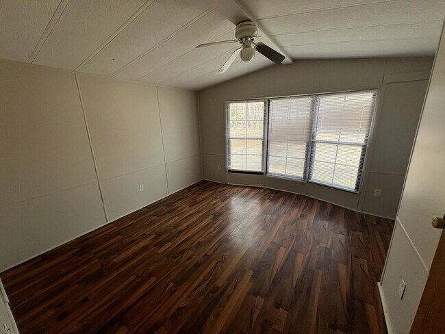 Foto del edificio - 2 Bedroom Mobile Home-516 Greenwood Dr.