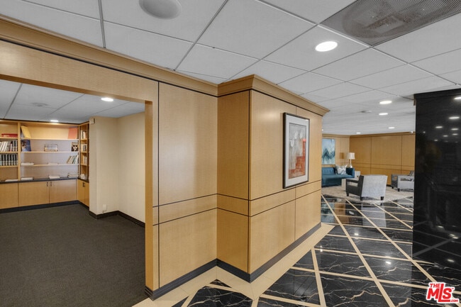 Building Photo - 100 S Doheny Dr