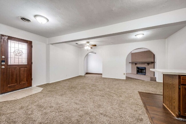 Foto del edificio - Spacious 4-Bed, 2-Bath Home with Two Living Areas and Huge Shaded Yard – Minutes to UNT/TWU