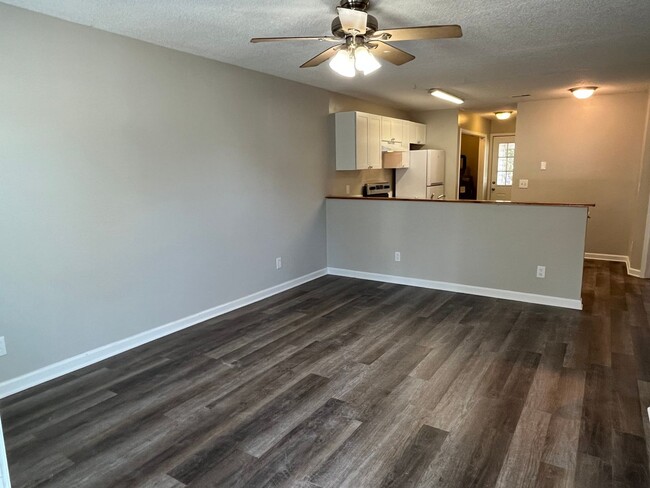 Building Photo - Remodeled 2 Bed, 2 Bath Duplex Unit in Kan...