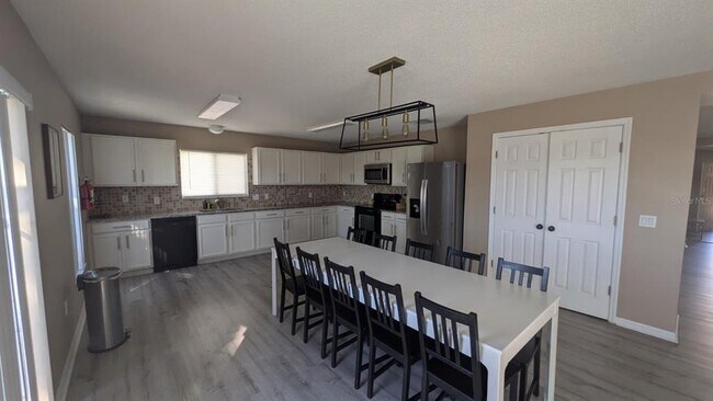 Building Photo - 341 Aster Dr