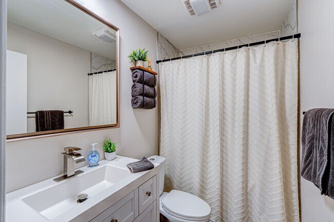 Foto del edificio - Luxury King Bed - Remodeled Safe Chicago C...