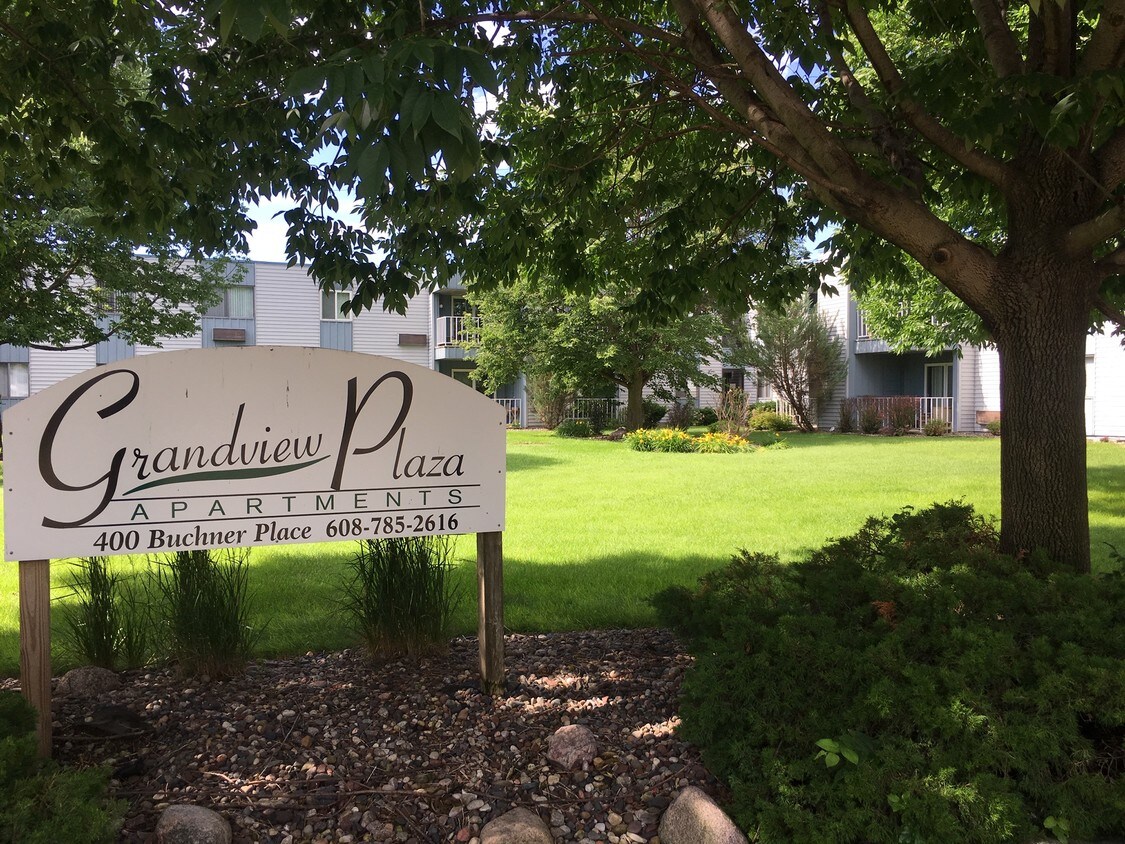 Front Courtyard - 400 Buchner Pl
