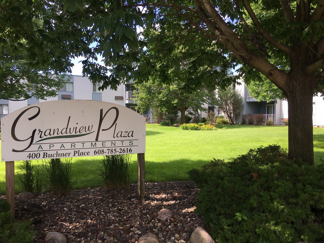 Front Courtyard - 400 Buchner Pl