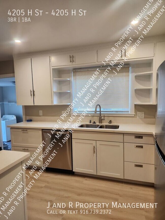 Building Photo - 3 bedroom in East Sac
