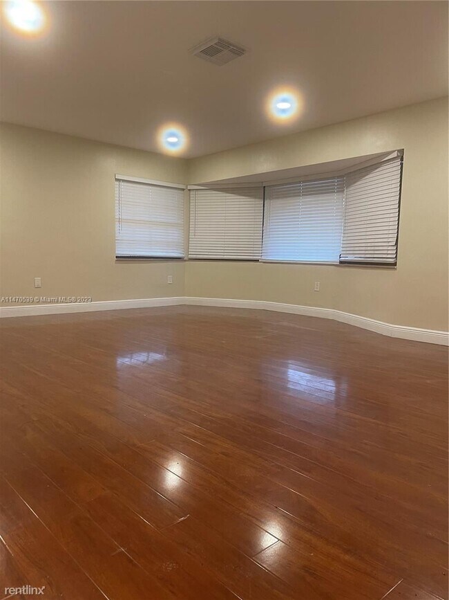 Foto del edificio - 5 br, 3 bath House - 4400 SW 27th St # 0
