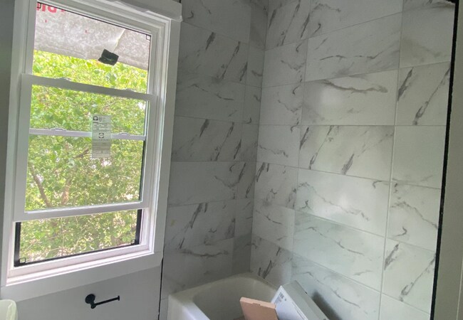 Building Photo - Newly Renovated 3 Bedroom Apartment Now Av...