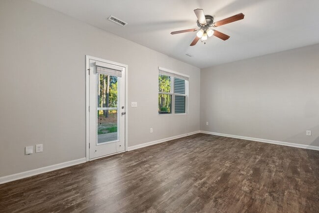 Building Photo - Cozy Three Bedroom Townhome
