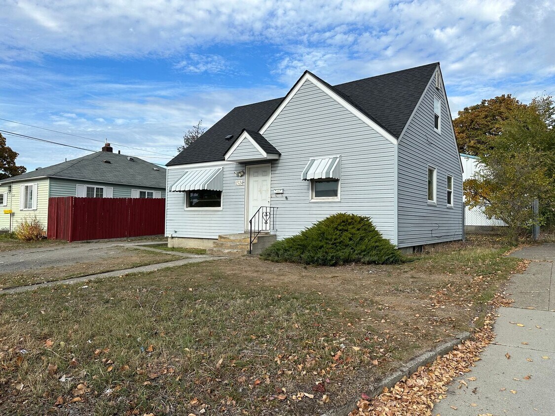 Foto principal - 3 Bed 1 Bath Shadle Park Home - Large Garage