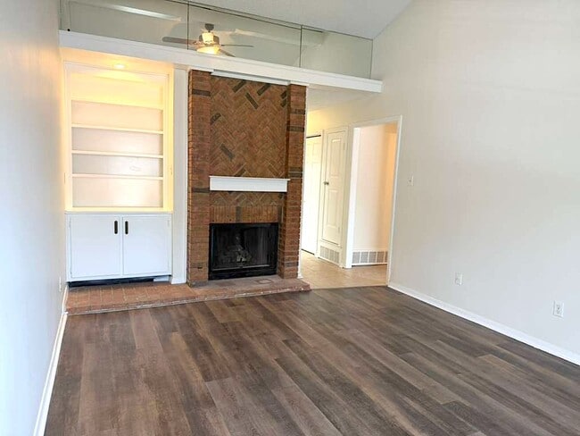 Foto del edificio - 3039 Greenlodge Ln
