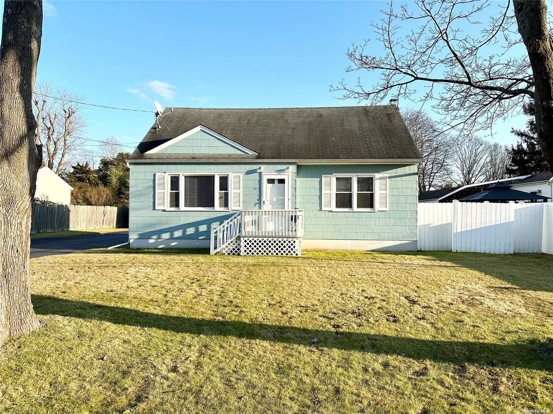 Primary Photo - 39 Bayview Ave