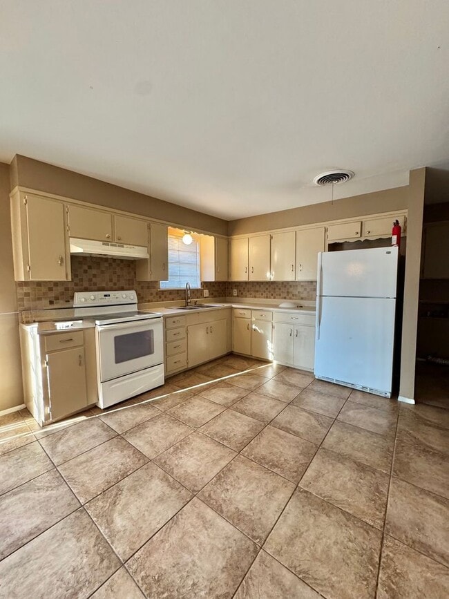 Building Photo - Now Available - 3 Bedroom/2 Bathroom Home!!