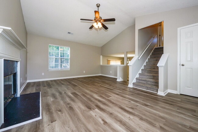 Building Photo - 709 Village Overlook