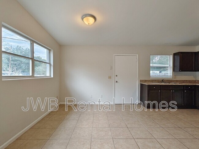 Building Photo - 2233 Monteau Dr