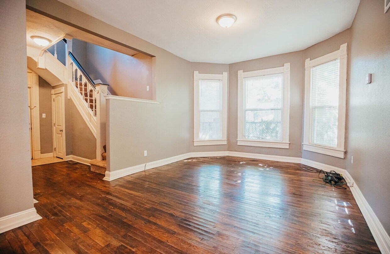 Primary Photo - Stunning 5 bed 2 bath House ** Beautiful Upscale Living!!