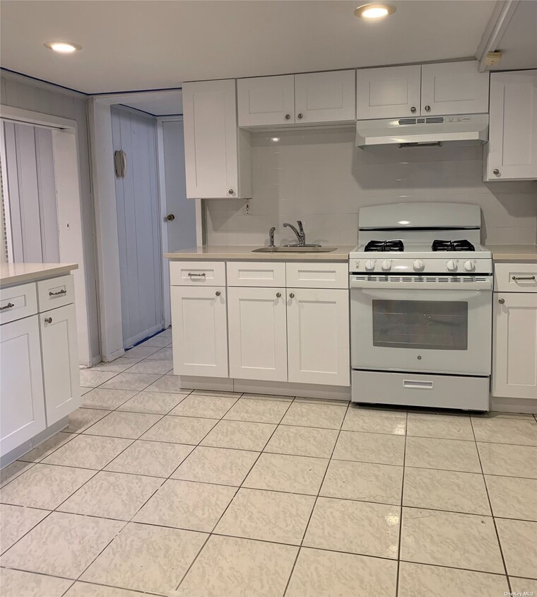 Primary Photo - 1339 Herzel Blvd