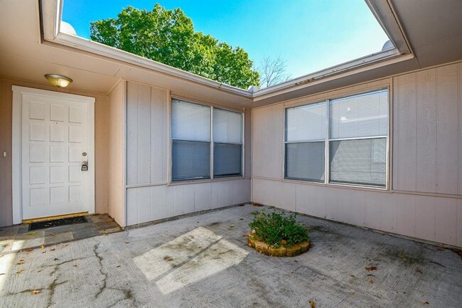 Building Photo - 11418 Mortimer Dr