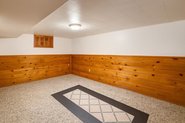 Building Photo - 404 Thoria Rd