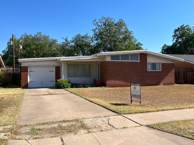 Building Photo - 4 Bedroom Located Near Elementary!
