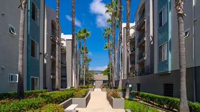 Building Photo - Del Mar Ridge