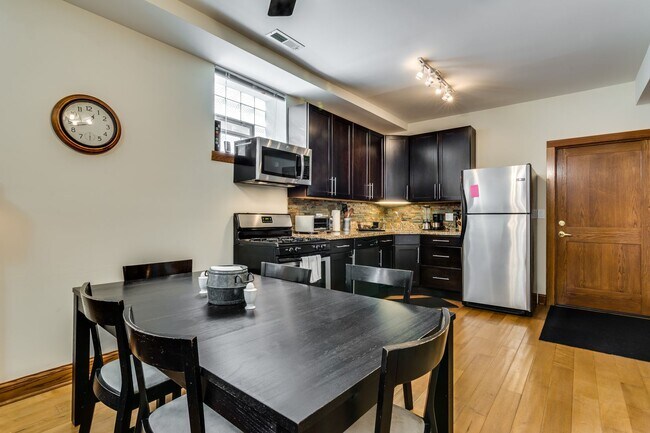 Foto del edificio - Bucktown: Fully furnished gorgeous 3 Bed, 2 Bath Condo