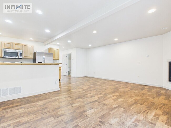Foto del edificio - 935 Forestglen Dr