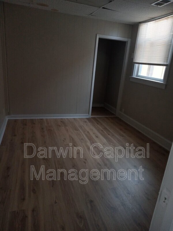 Building Photo - 7 E Main St