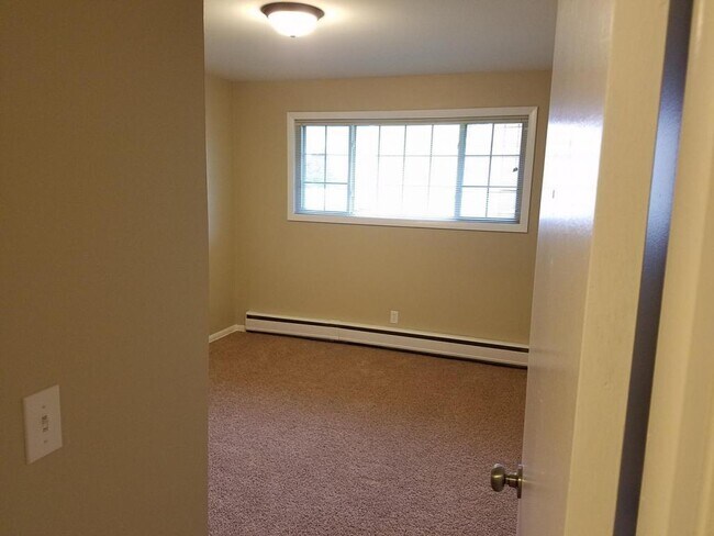 Building Photo - 128 W Klubertanz Dr, APT #5