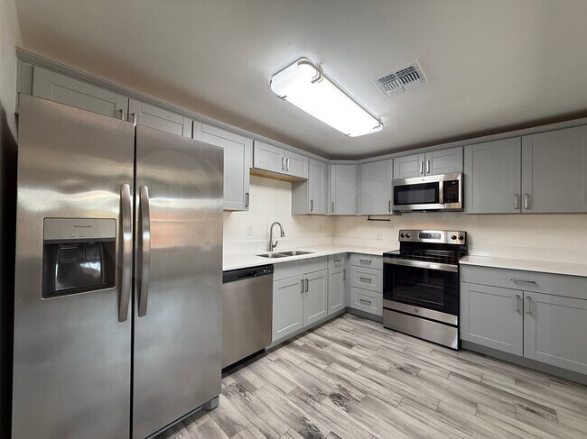 Building Photo - 1431 E Adelaide Dr