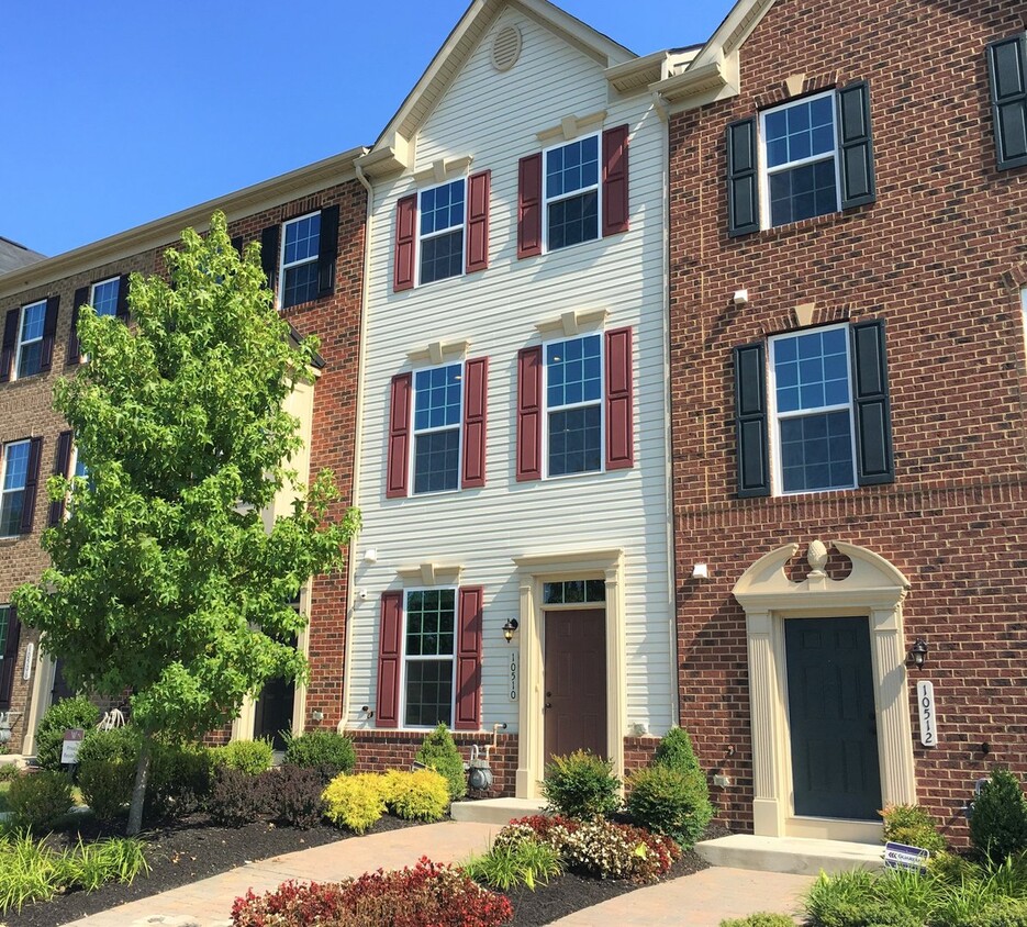 Primary Photo - Exciting 2 BR/2.5 BA Townhome in Upper Mar...