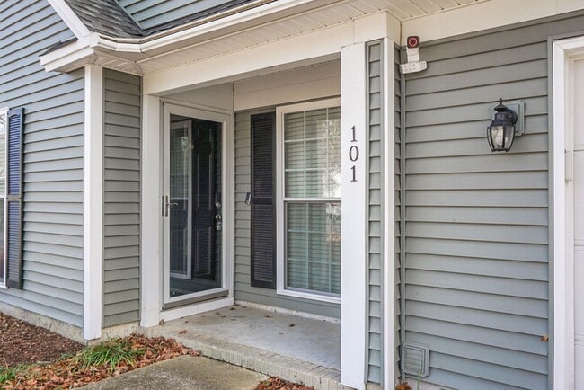 Building Photo - **$500 Off First Months Rent** Charming 3 Bedroom 2 bathroom ready for you to call home!