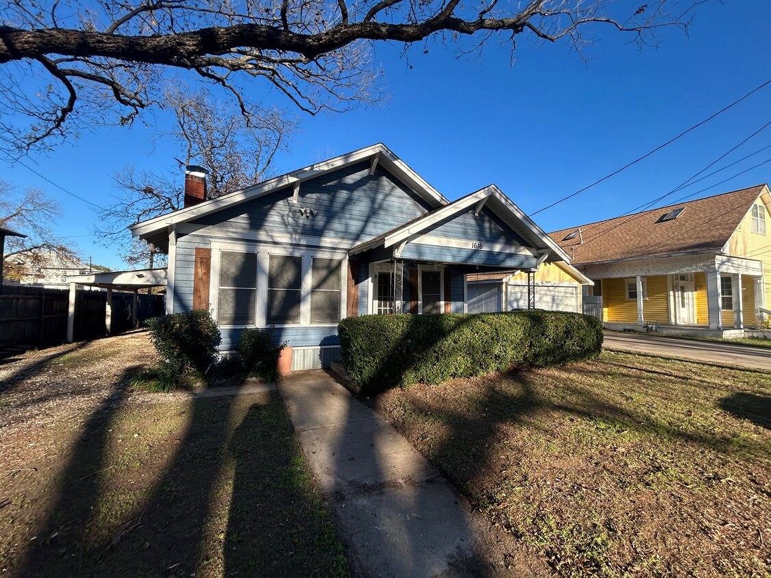 Primary Photo - Cozy Baylor Living