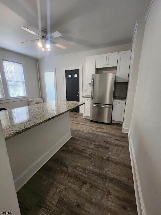 Foto del edificio - 9 Lois Pl