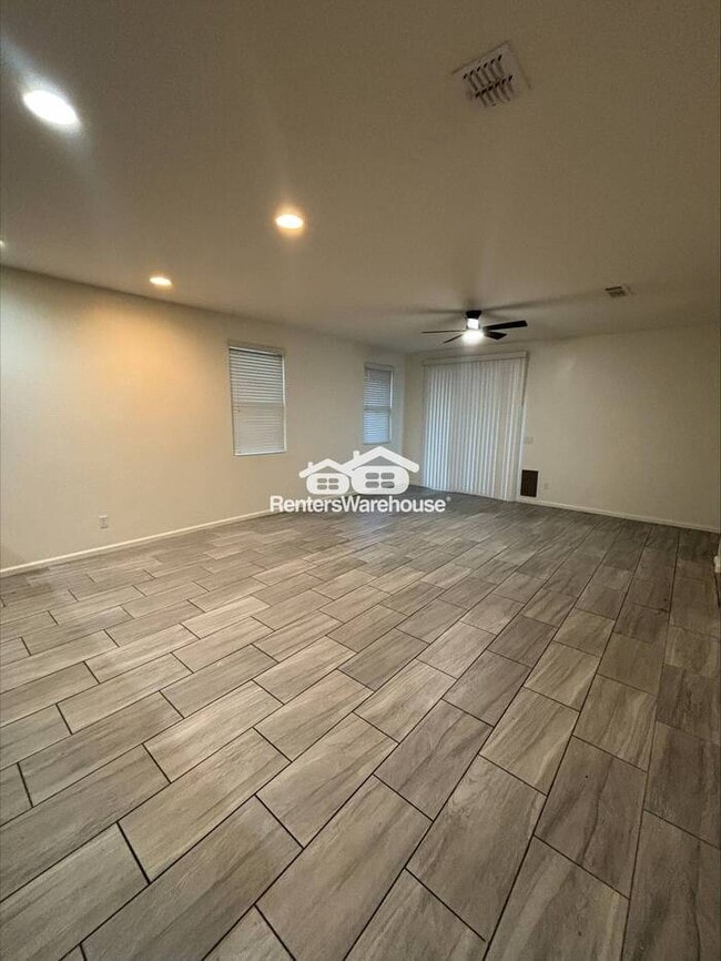Building Photo - North Peoria Gated entry 3bed 2bath P00L Almost new