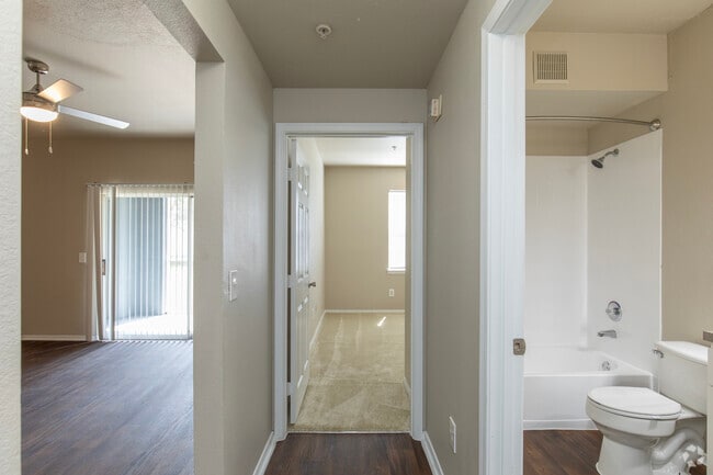 2BR, 2BA - 1129SF -7855 E Fletcher Ave Tampa, FL 33637 - The Preserve At Temple Terrace