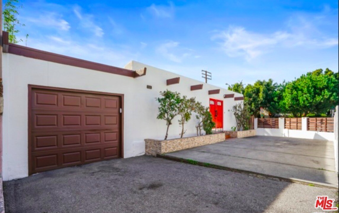 Primary Photo - 7242 Fountain Ave