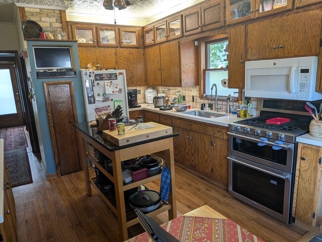 Shared kitchen - 396 Beacon Ave