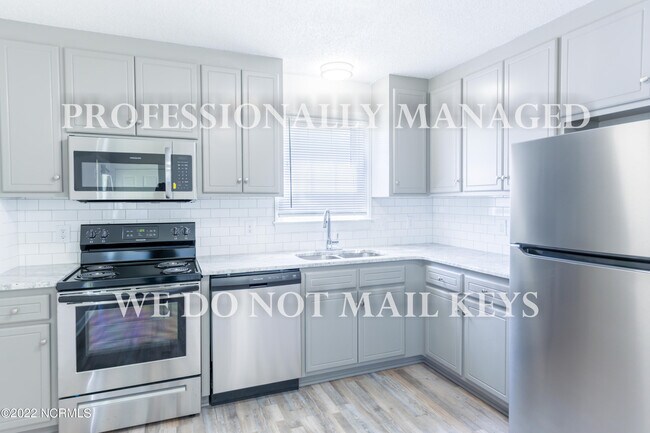 Building Photo - 413 Sanders Dr