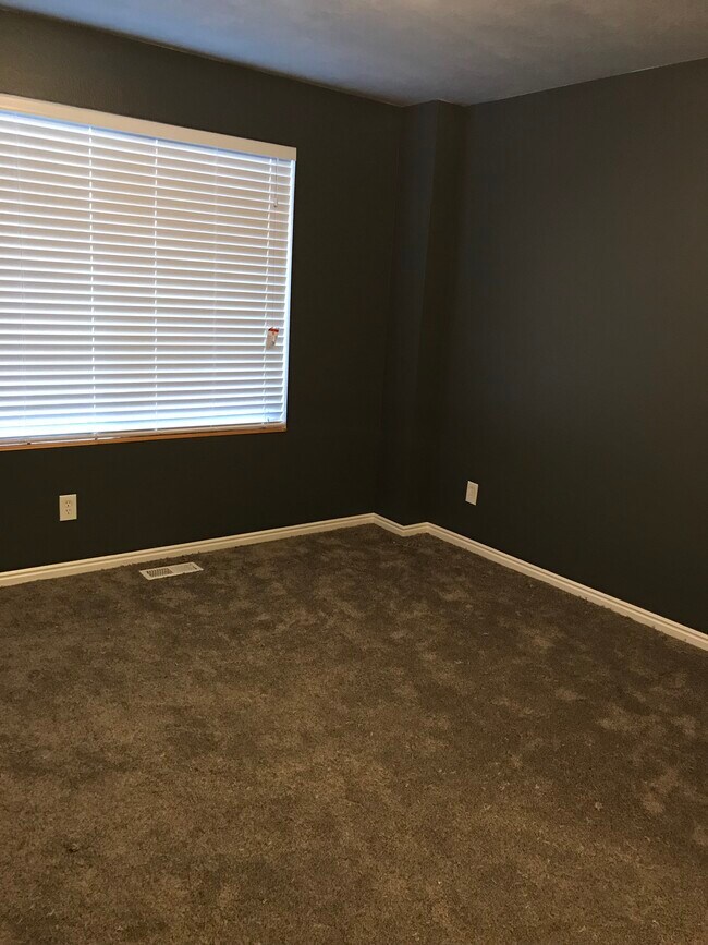 Hermosa ventana grande en el dormitorio principal. - 434 W 7th Street