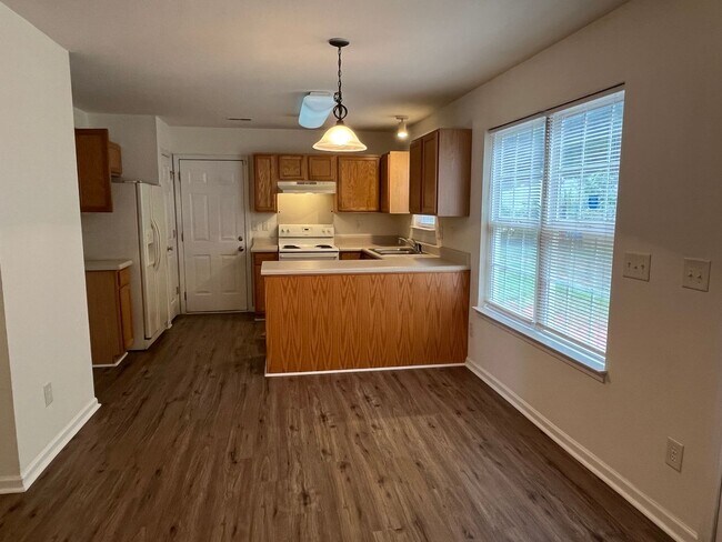 Foto del edificio - Affordable 4 Bedroom 2 Story Home in East ...