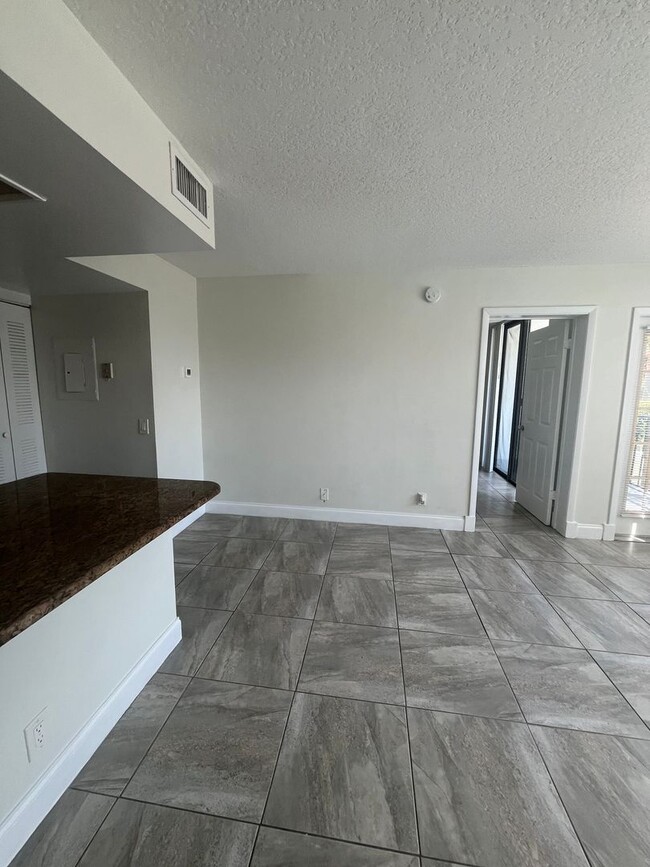 Foto del edificio - ONE BEDROOM ONE BATHROOM! Pool View! Waterfront Community!