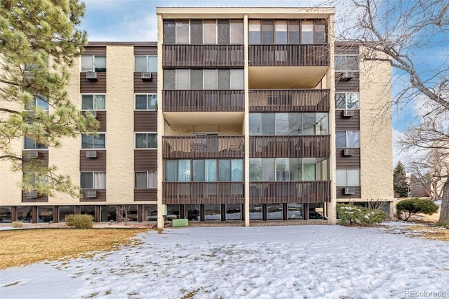 Foto del edificio - 7020 E Girard Ave