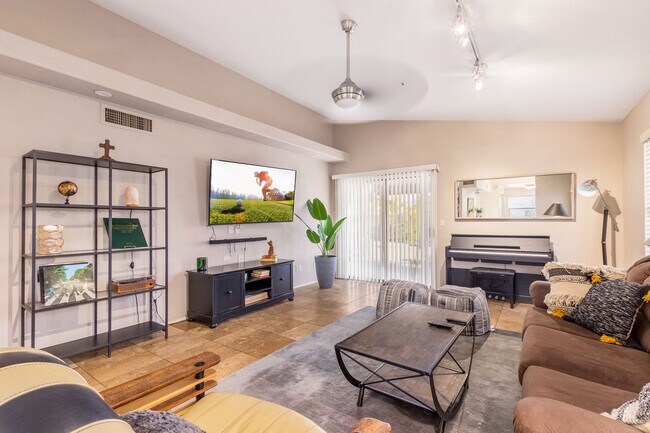 Building Photo - 8813 E Charter Oak Dr
