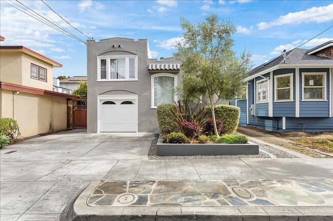 Photo - 1434 Paru St House