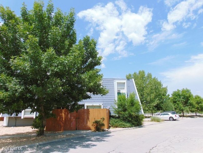 Building Photo - 3 br, 1.5 bath Townhome - 2445 Verde Dr # D