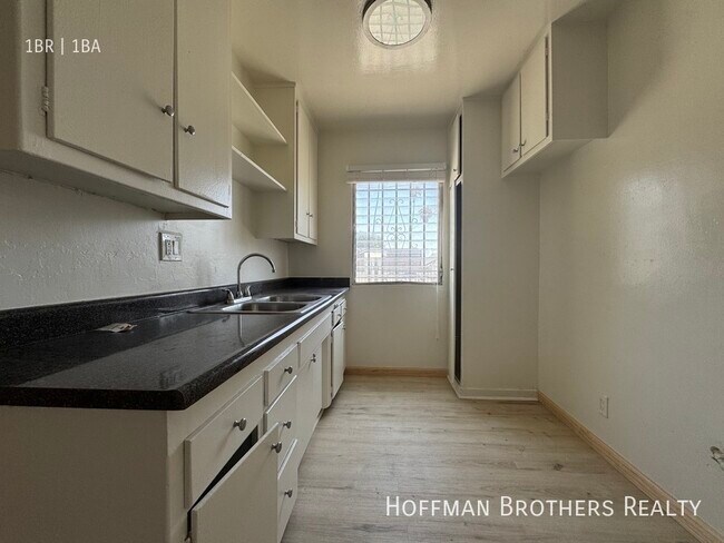 Building Photo - 1434 S Orange Dr