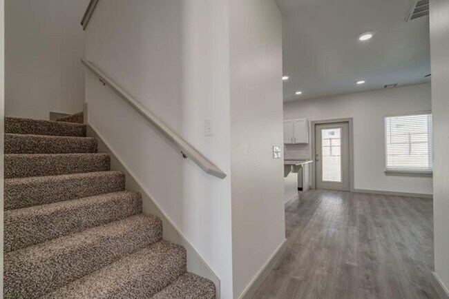 Building Photo - 3 Bed 2.5 Bath Duplex Includes Office Spac...