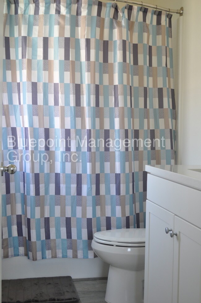 Building Photo - 3 story IB Townhome 2bd 2.5 baths